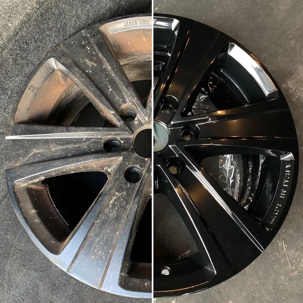Een velg, links voor de behandeling vuil en dof, rechts na het poedercoaten in hoogglans zwart